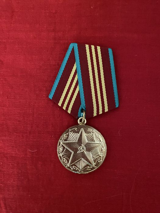 Медали и значки продаю
