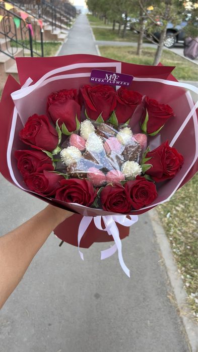 Клубника в шоколаде с цветами