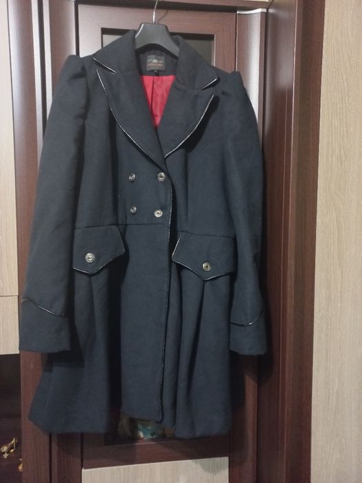 Palton negru, elegant , cambrata în talie.