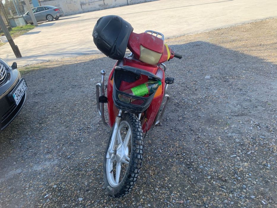 Мопед на ходу тұр