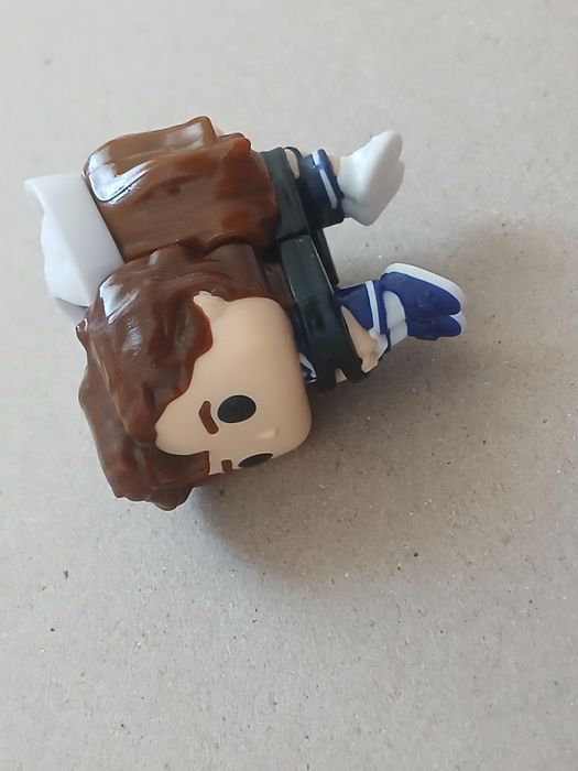 Связанные Робин и Стив. Фигурка Stranger Things из Kinder Joy