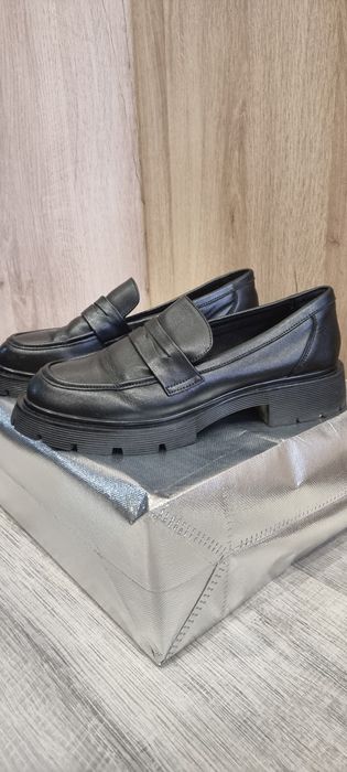 Продам лоферы женские.