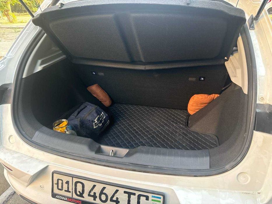 Elektro mabil BYD E2 SROCHNA SOTILADI xolati idyal