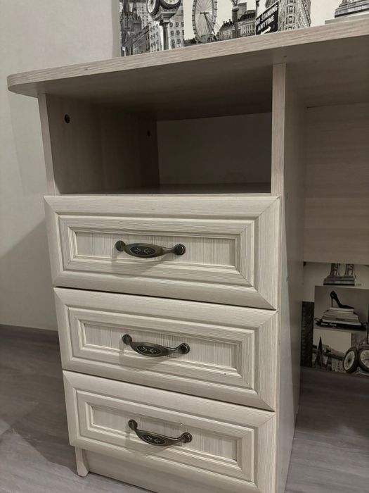 Продам стол письменный в отличном состоянии