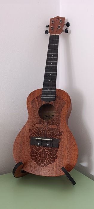 Ukulele cu suport lemn