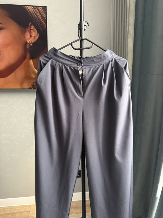 Хороший серый костюм