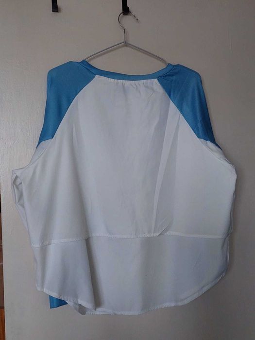 Top bluza camasa alba-bleu, cu floare bleu