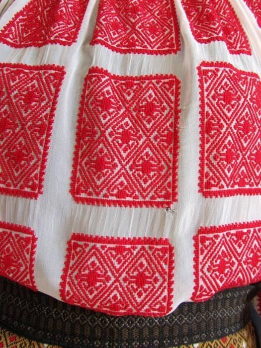 ie și poale cusute pe marchizet cu fir de bumbac de culoare roșie.