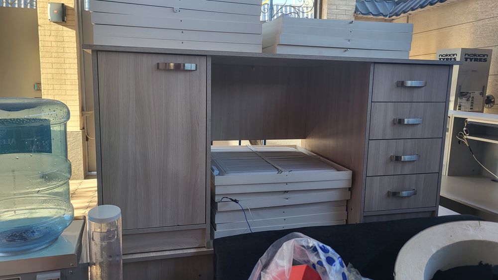 Офисная мебель. Столы и шкафы