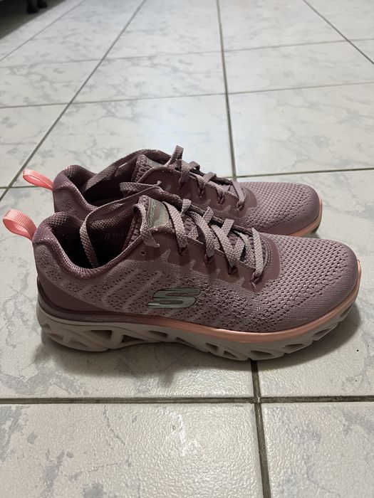 Vand adidasi Skechers