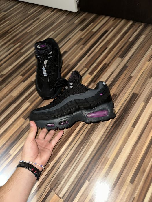 NIKE AIR MAX 95 OG – Black / Vivid Purple