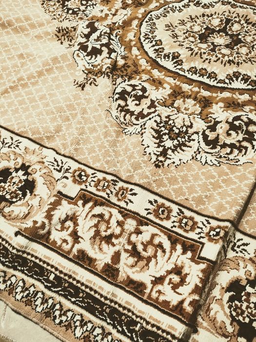 Vand doua covoare persane calitative.