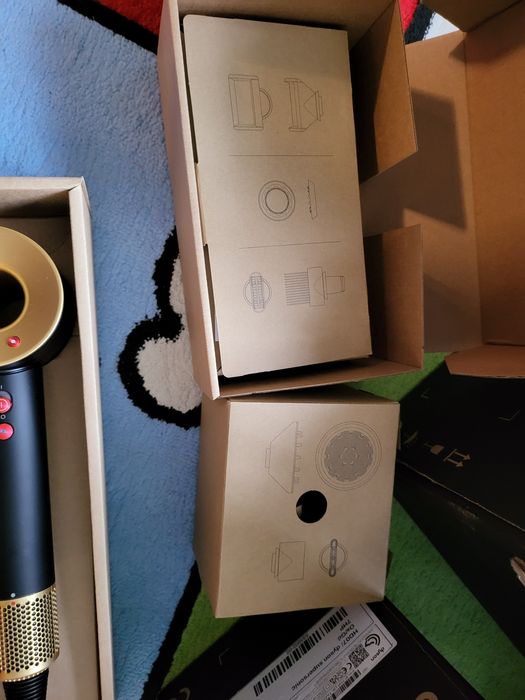 Сешоар Dyson Supersonic HD07 с Пет приставки Черен със златно НОВ