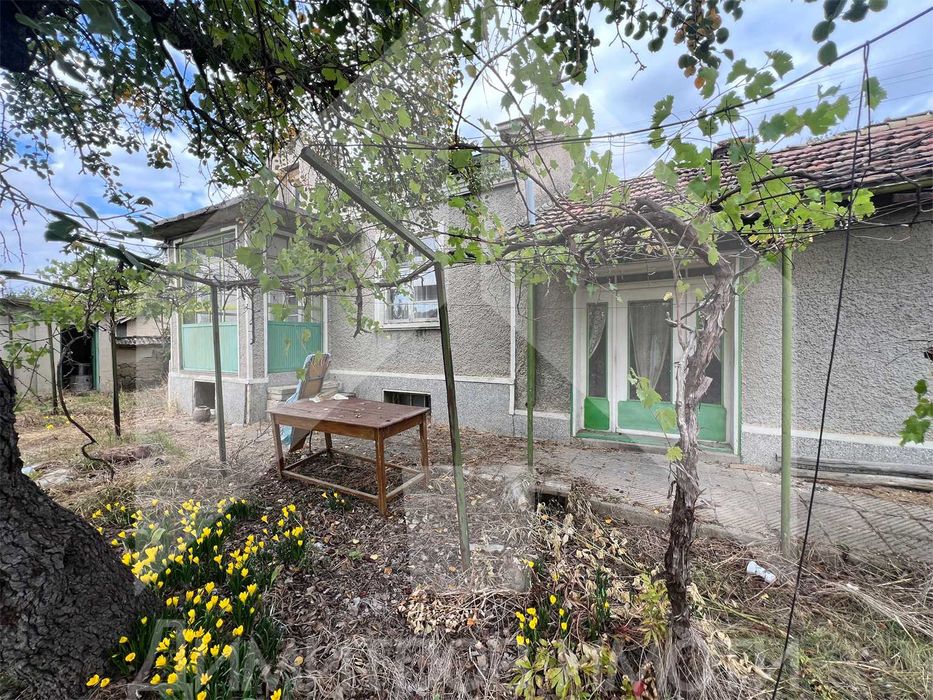 Продаваме самостоятелна тухлена къща в гр. Плиска с двор 1 дка и ГАРАЖ