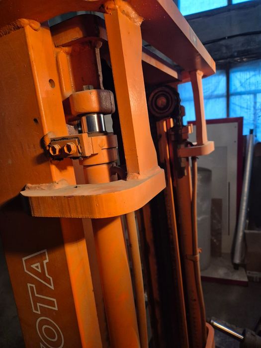 Продам вилочный погрузчик Кара toyota