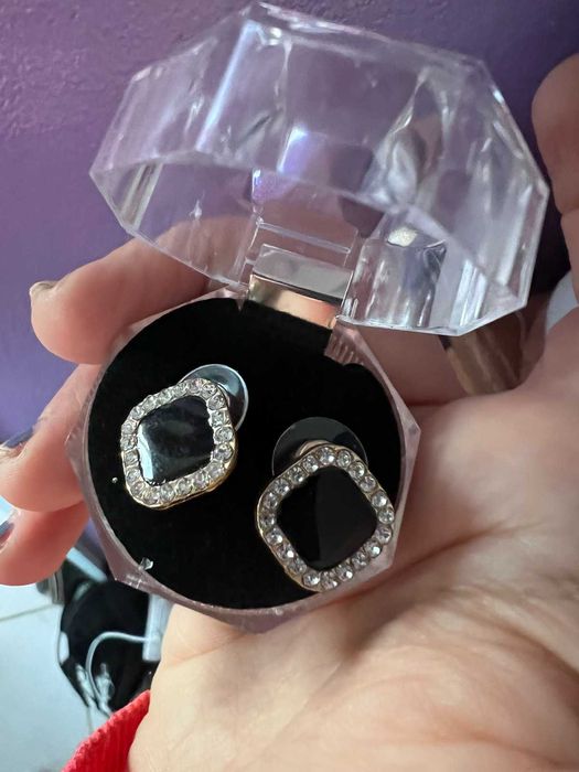 различни модели нови обеци с подарък кутийка.