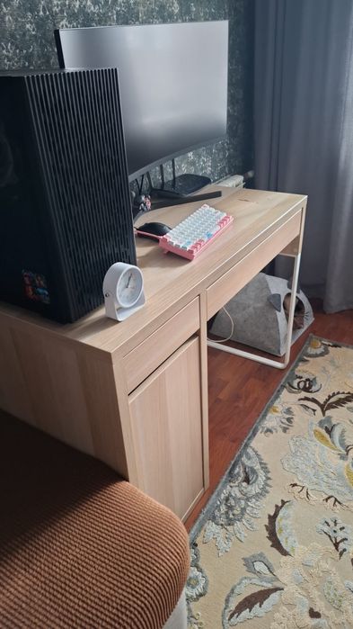 Компьютерный стол в хорошем состоянии
