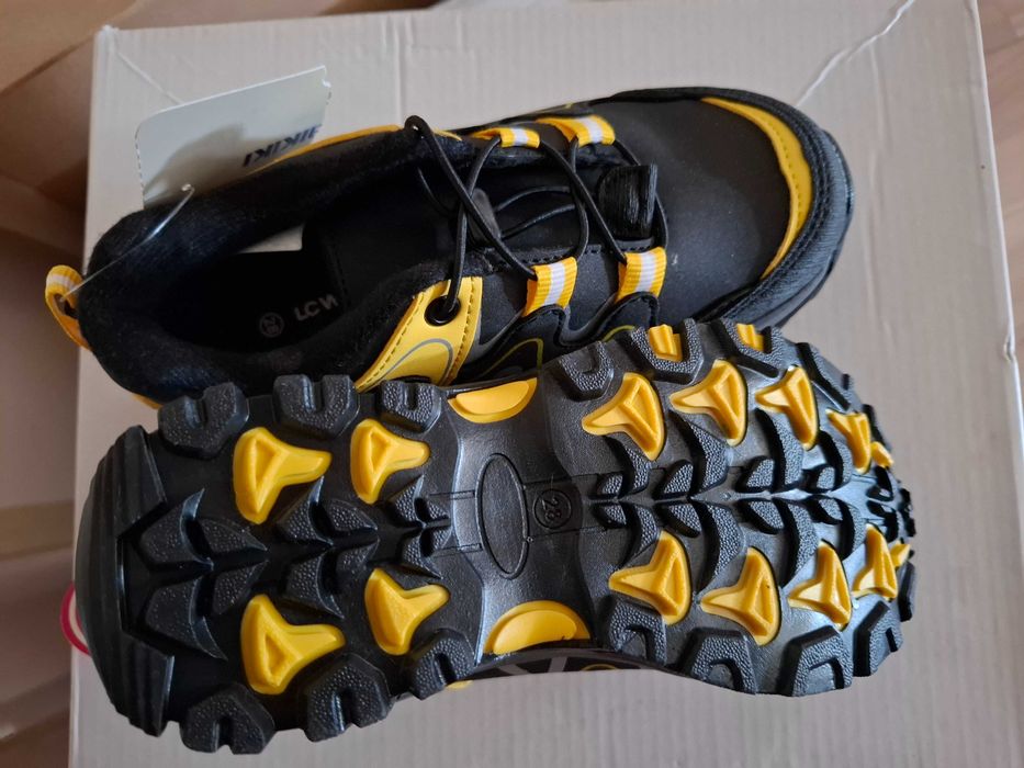 Pantofi trekking/drumetie marime 28 Noi