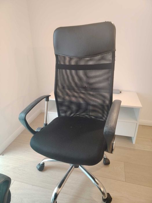 Scaun birou negru cu plasa