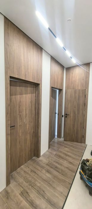 Установка двереи  и плинтусеи