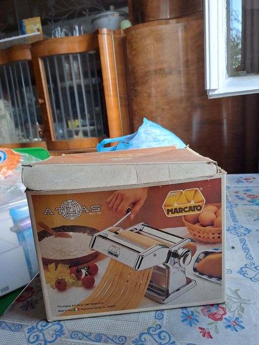 Scaune, masuță, de toate.