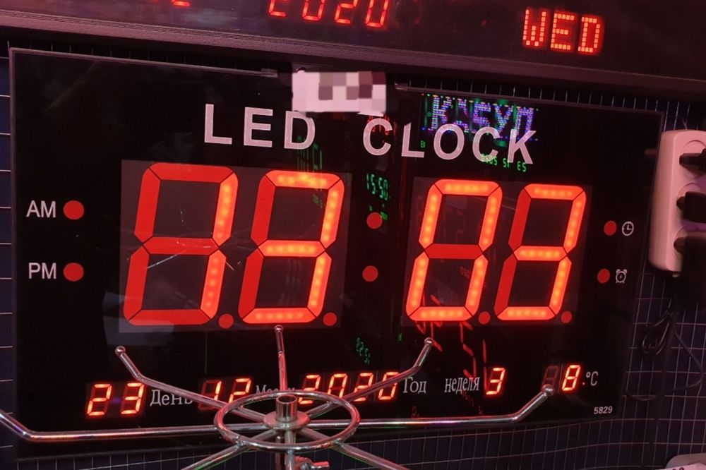 L E D настенные часы качество супер работают от 220 вольт. Оптом