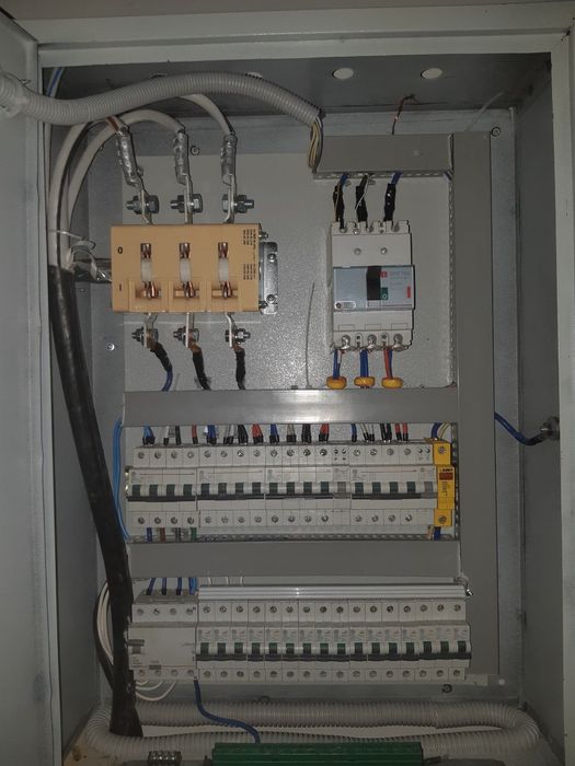 Электрик Профессионал электромонтёр.