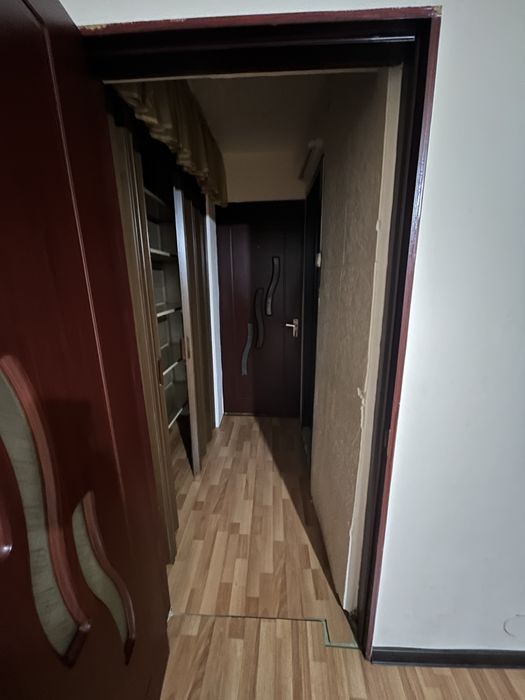 Caut 2 baieti pentru scos parchetul