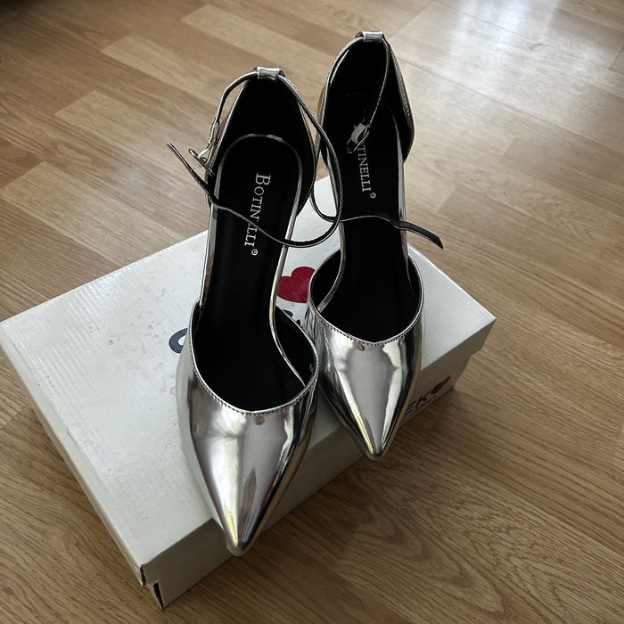 Pantofi argintii cu toc