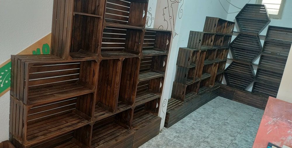 Продавам дървени стелажи за магазин