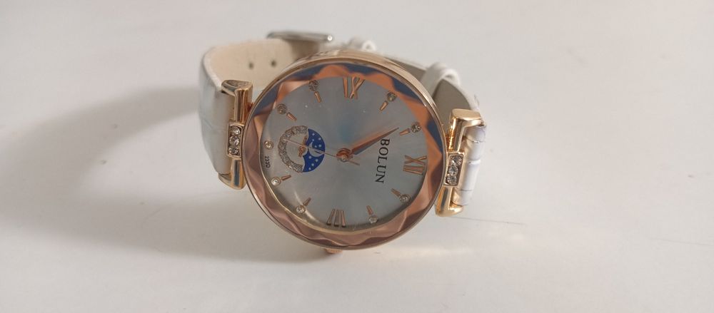 Часы на руках женские