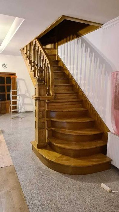 Scari interioare din lemn