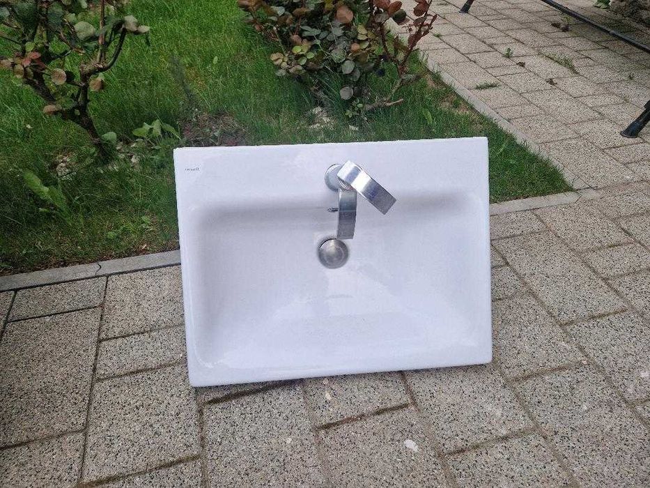 Obiecte sanitare baie: Cadă cu hidromasaj, chiuvetă cu mască (sertare), oglindă