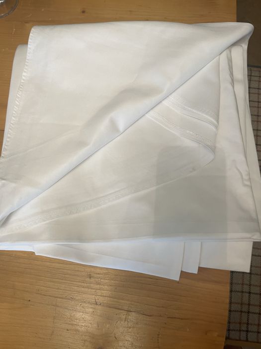 Бяла кръгла покривка за маса