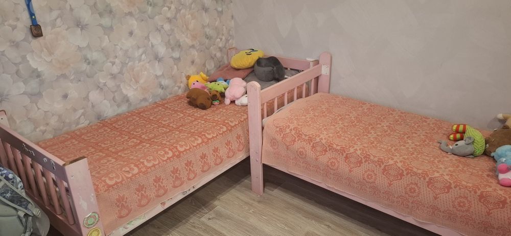 Продам кровати с матрасом.