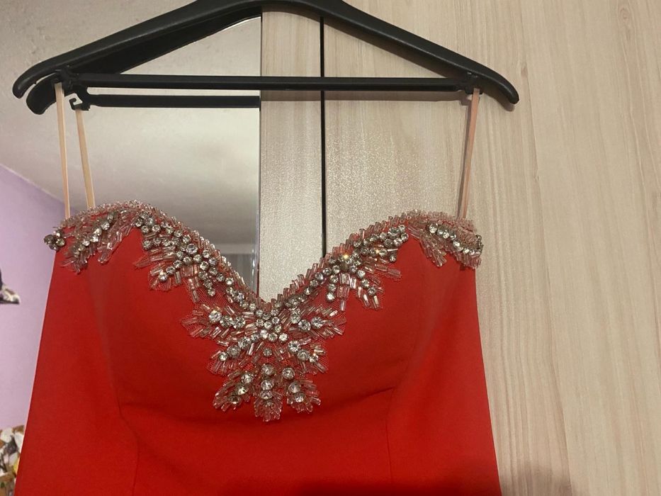 Официална роклята е 36 размер