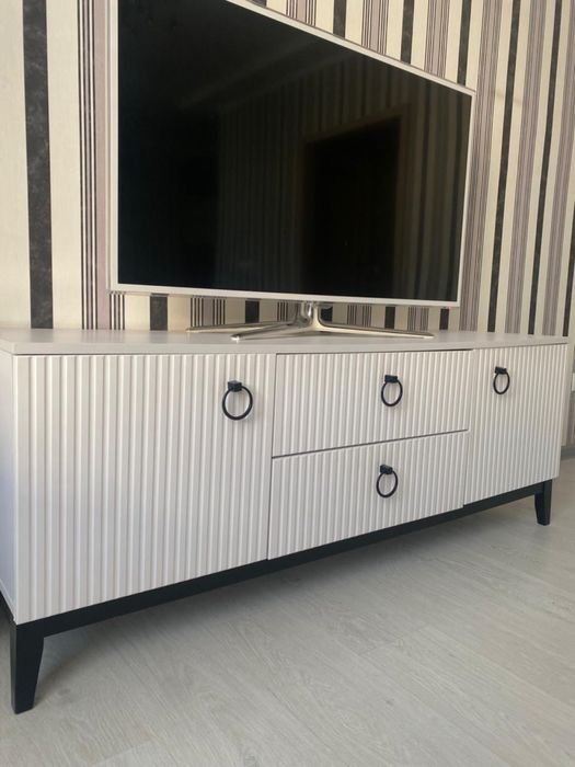 Продам тумбу под телефизор.