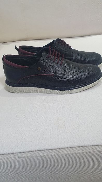 Pantofi Bărbați din piele nr 43 purtați o singură dată.