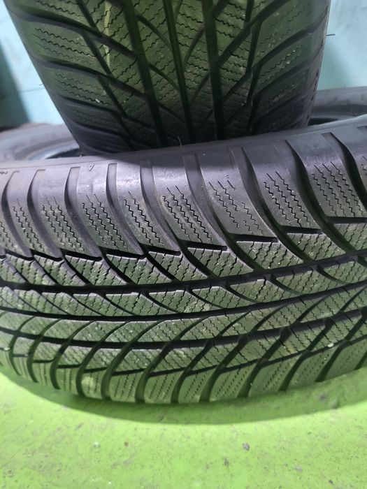 2 бр зимни 215/65/17 Bridgestone