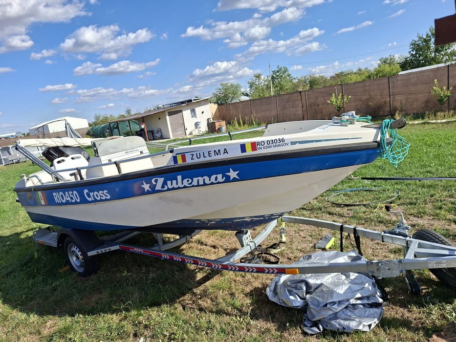 Barca , motor si peridoc