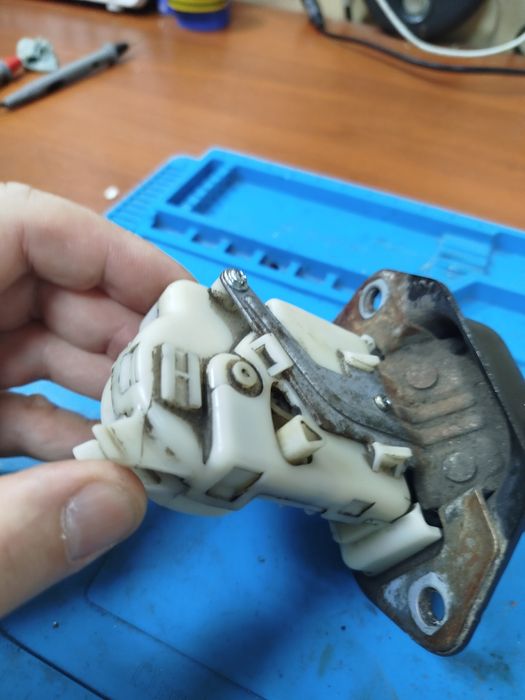 Замок багажника Nissan Note