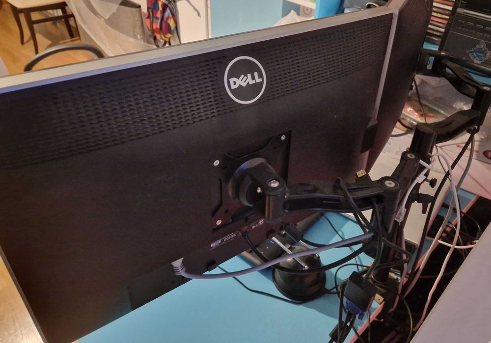 2 бр монитори DELL UltraSharp U2412MB и двойна стойка Duronic DM352 SR