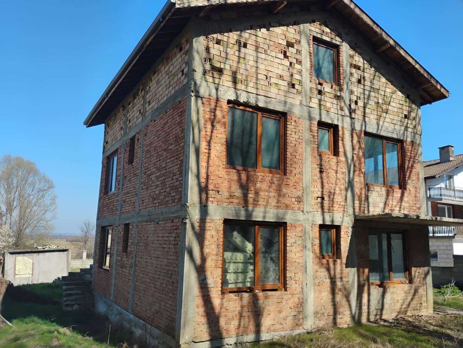 къща на груб строеж