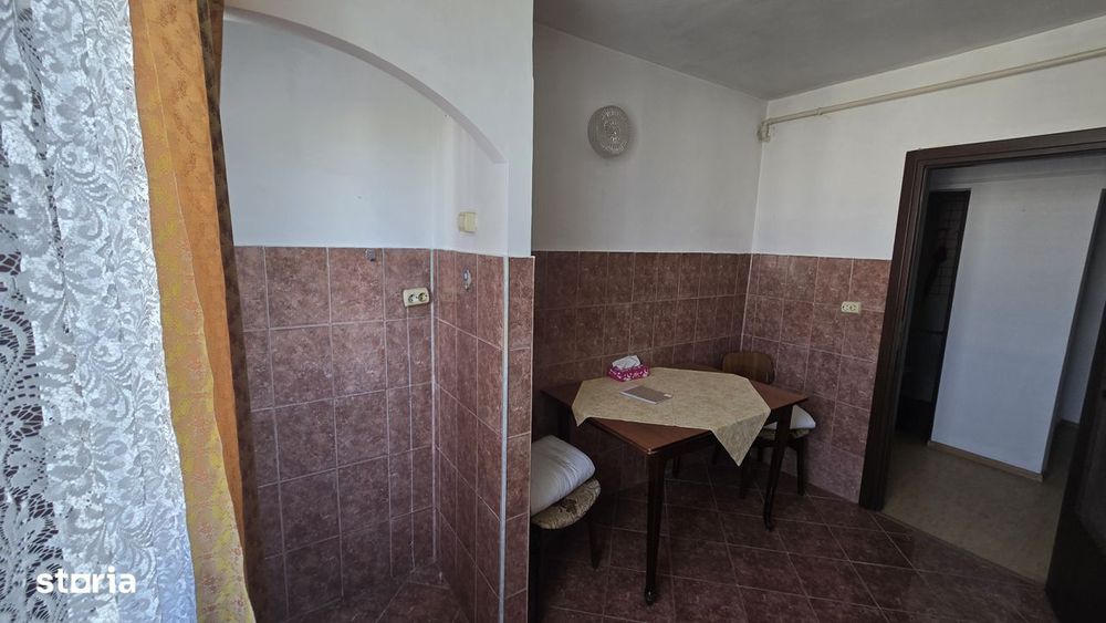 Vand apartament cu 4 camere zona centrala