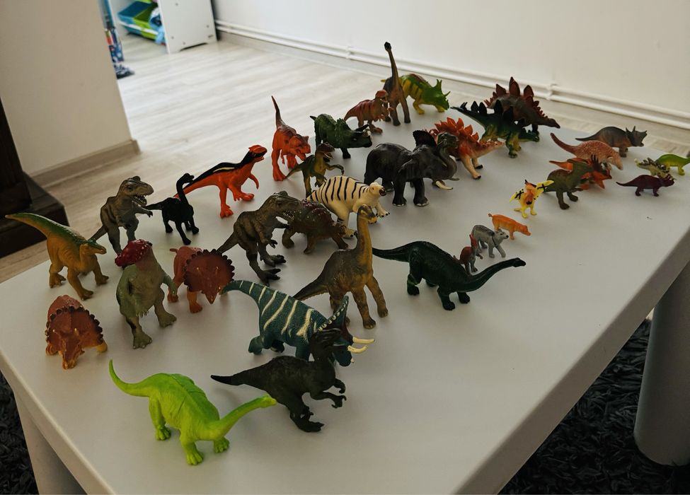 Dinozauri copii medi si mici Pret : 99 lei ( toti 37 buc )