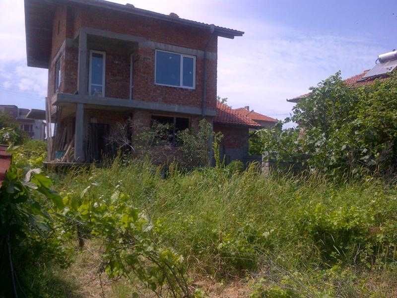 Триетажна къща 325м2, двор 475м2 от собственика