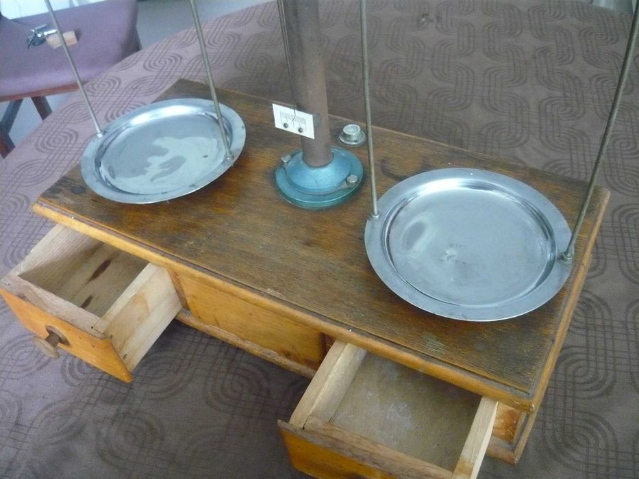 Продавам механична везна с метална конструкция