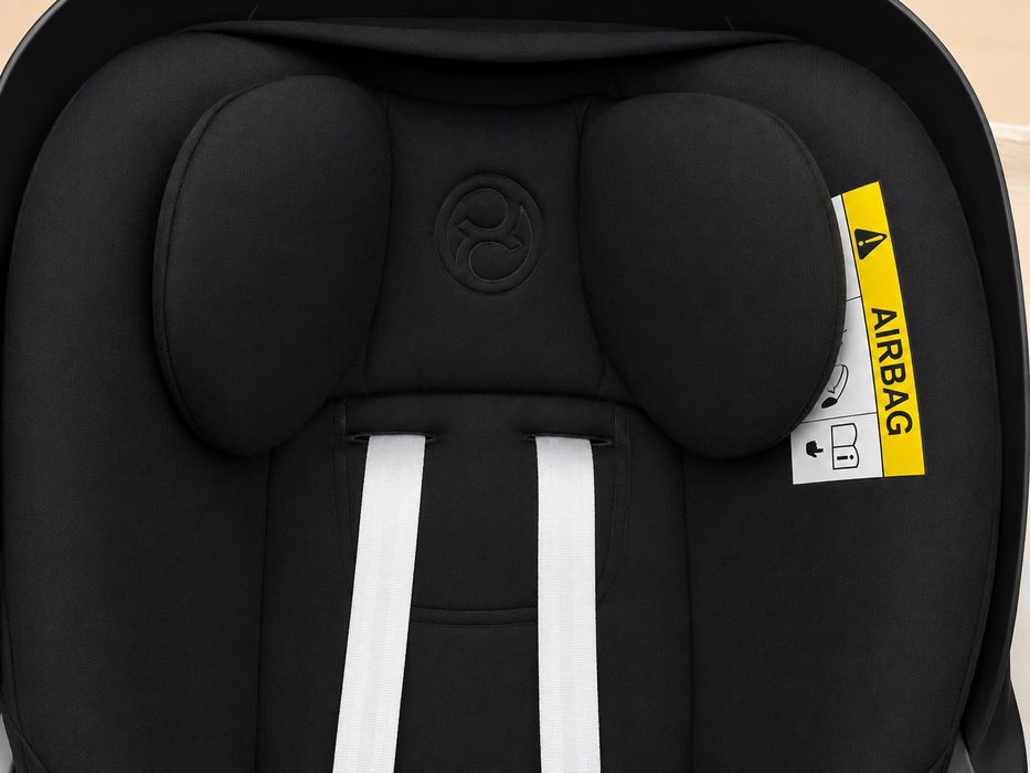 Стол за кола Cybex Cloud G i-Size Plus, черен, с адаптери