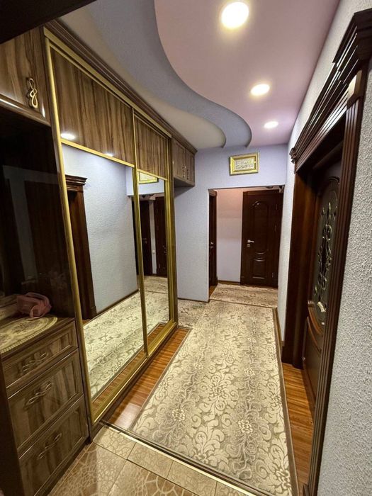 Чиланзар 15.  Продается. Срочно. 4 х комнатная квартира