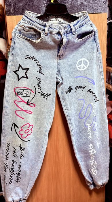 jeans fb sister, oversized with elastic ends at the ankles